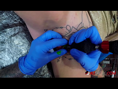 ❤️ Extrem tattooed Hottie Sully Savage krut en Tattoo op hirem Klitoris ️❌ Just Porno bei eis lb.creditme.top ❌️
